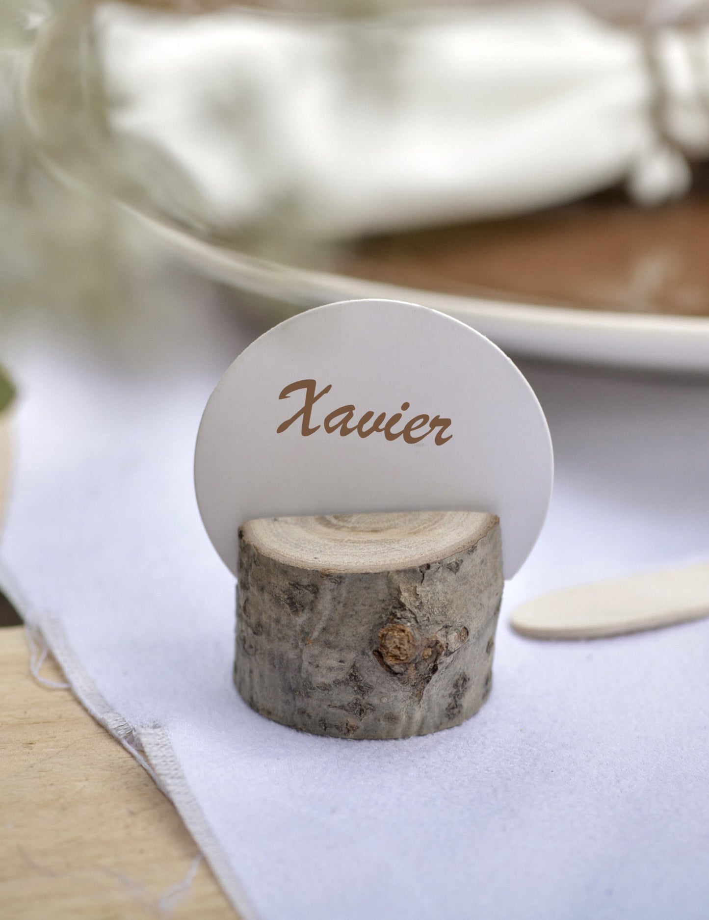 Marque-places ronds en carton mariage pour invités blancs