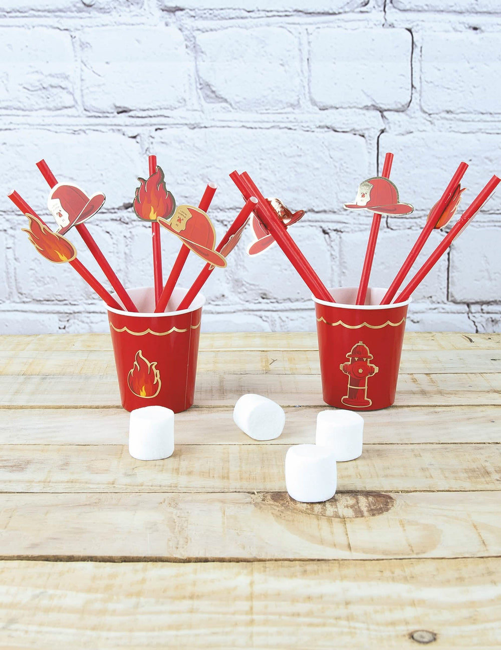 Mise en situation dans des gobelets des pailles en carton Pompier rouges