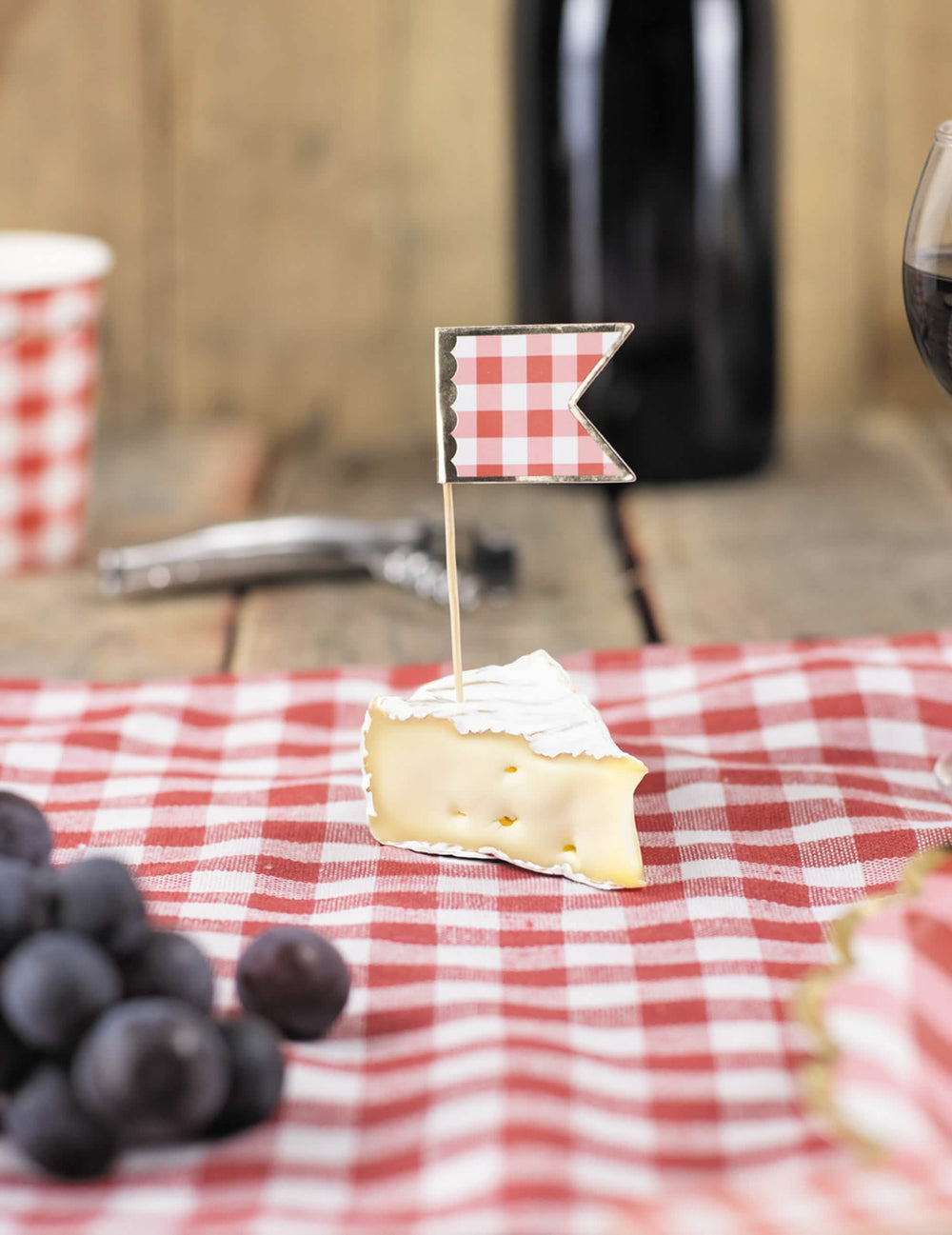Mise en situation sur une part de fromage du pics à cocktail vichy pour fête
