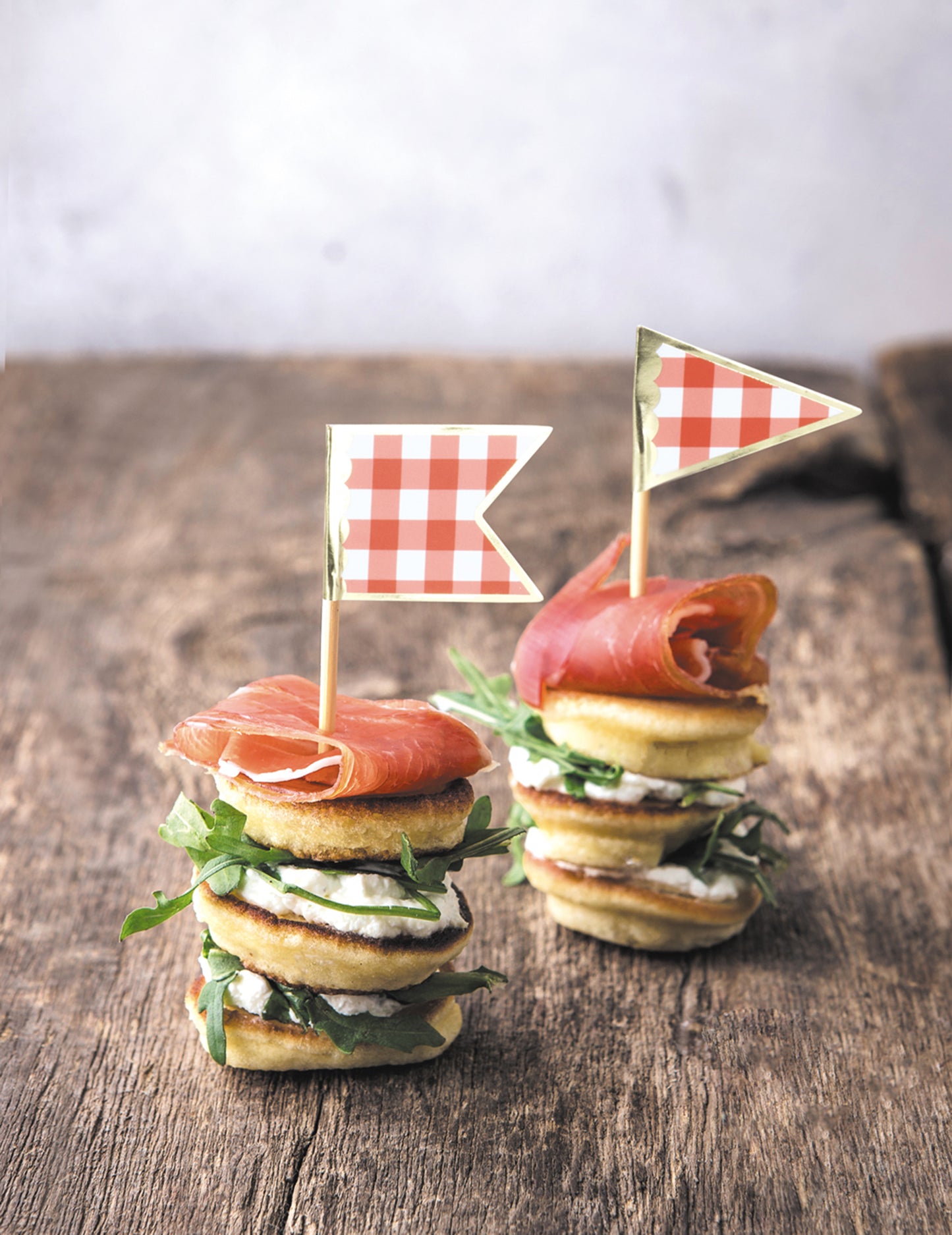 Mise en situation du pics à cocktail vichy pour fête sur des amuse-bouches