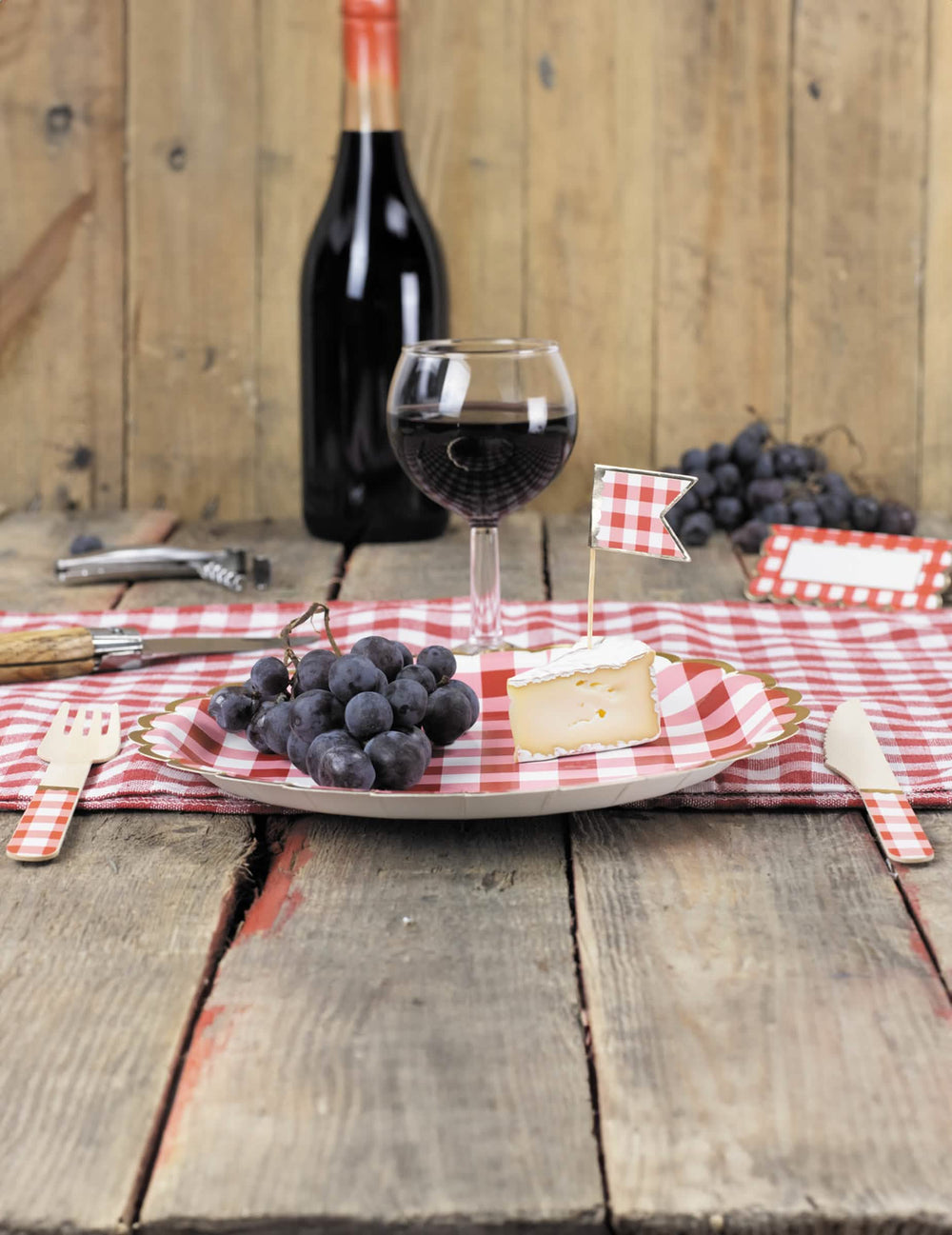 Mise en situation champêtre du pics à cocktail vichy pour fête