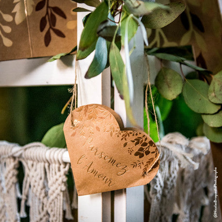 Mise en situation de décoration du sac coeur végétal parsemez l'amour pour mariage kraft et bronze