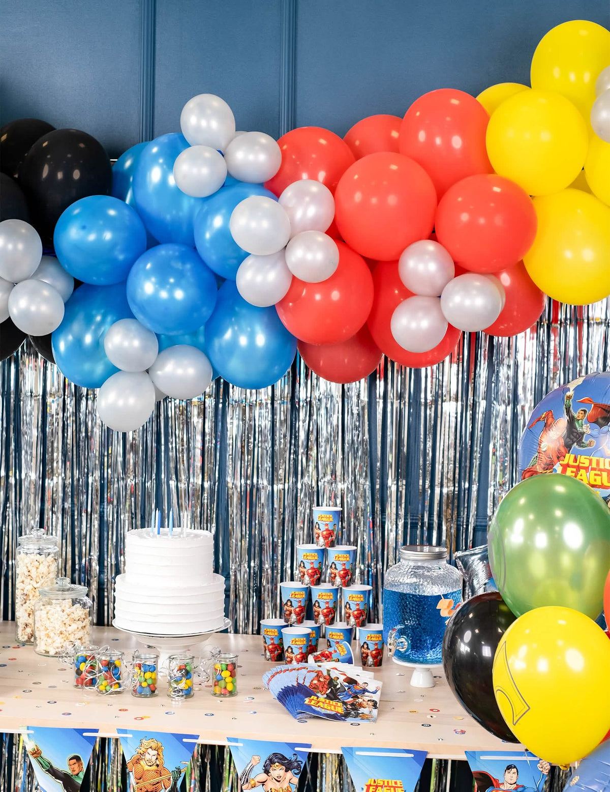Поставяне на празнична маса на балон от гума за декорация червен