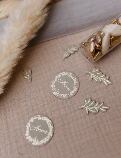 Gros plan sur les motifs des confettis en papier feuillages forever