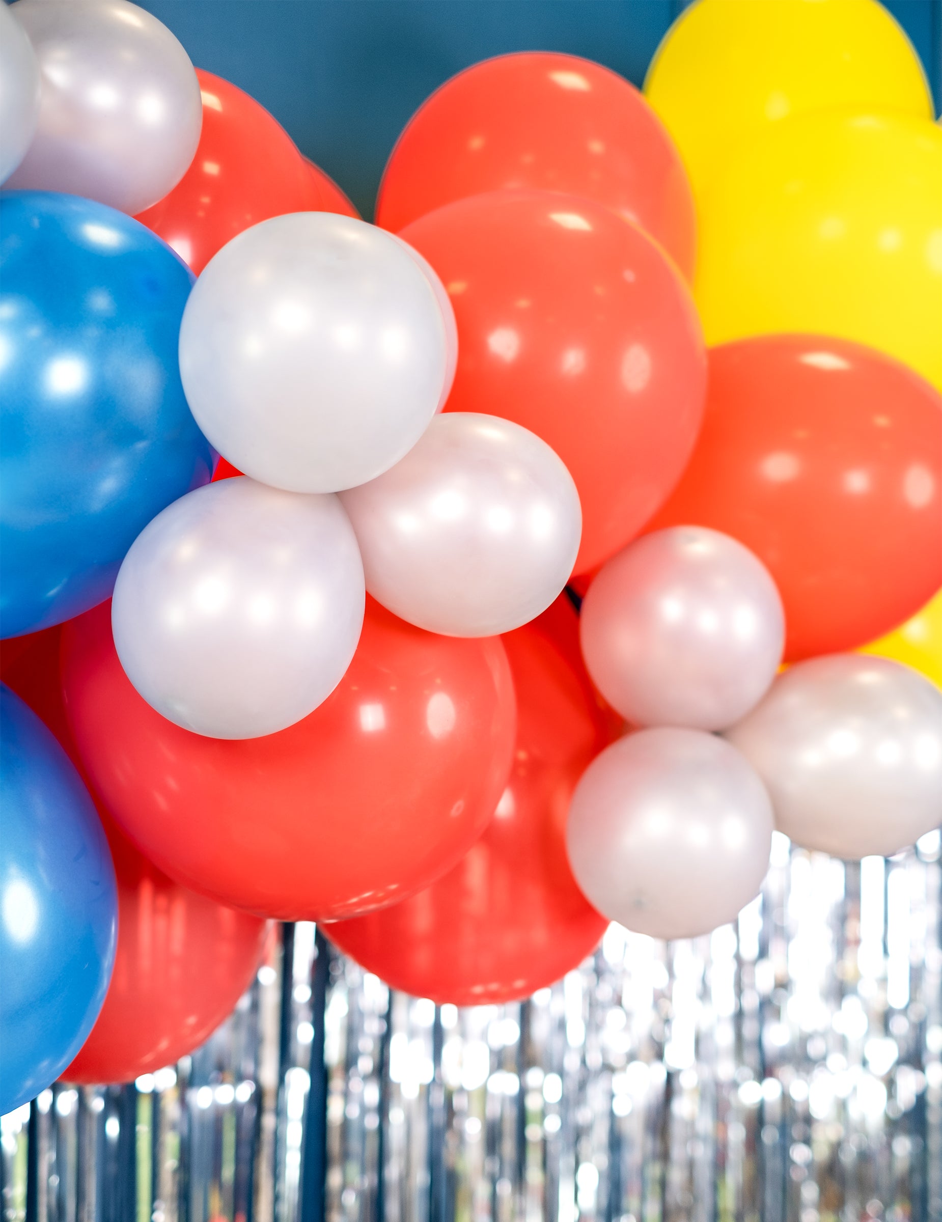 Mise en situation en arche de ballons des mini ballons latex pour décoration fête métallisés argentés