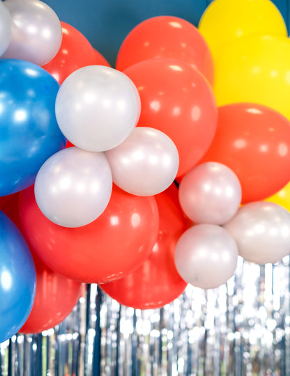 Mise en situation en arche de ballons des mini ballons latex pour décoration fête métallisés argentés