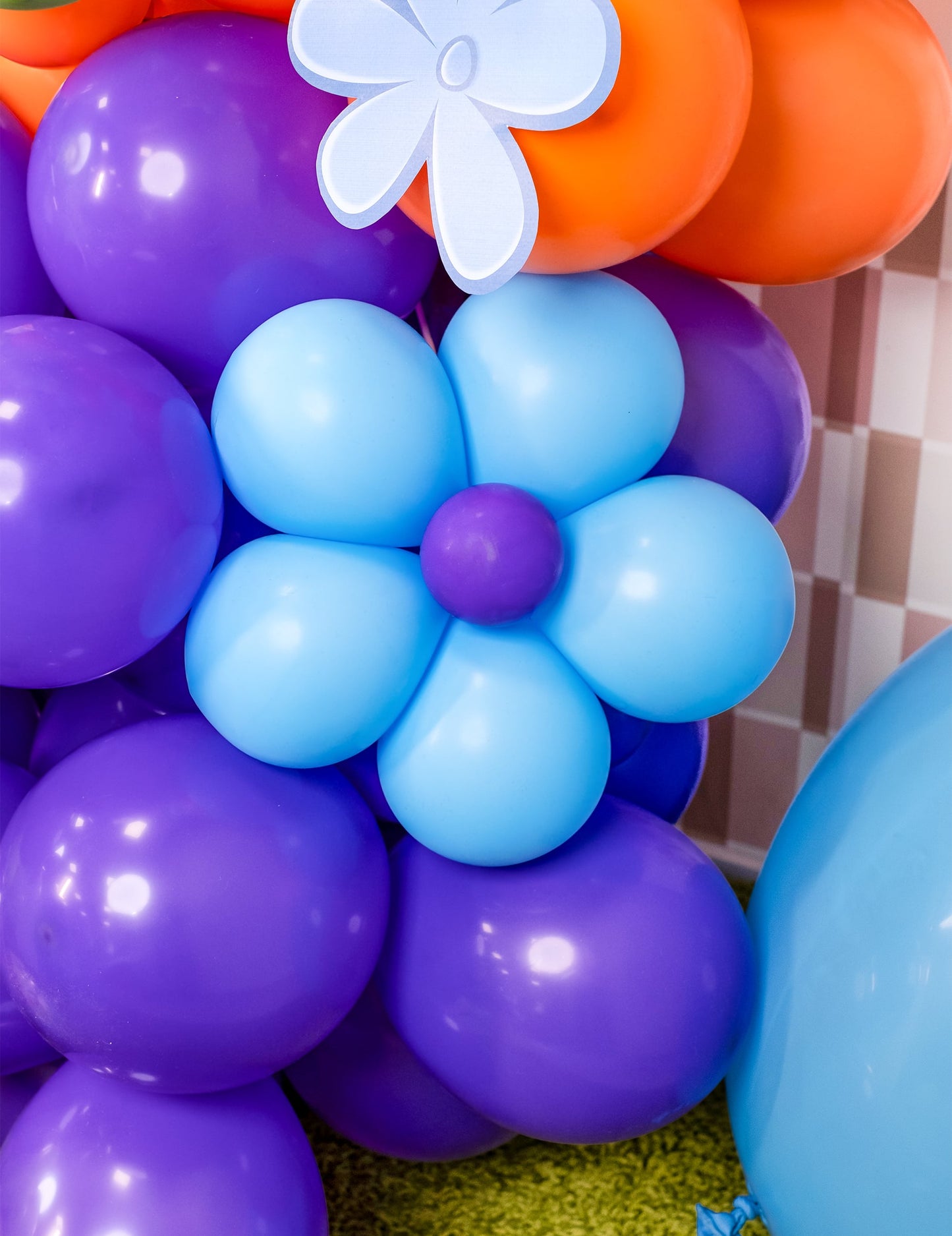 Détail d'une fleur réalisée avec le mini ballons latex pour décoration violets