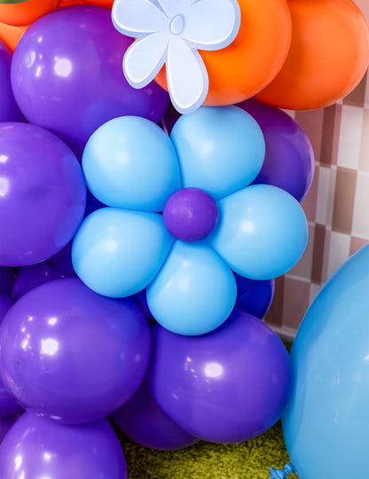 Détail d'une fleur réalisée avec le mini ballons latex pour décoration violets