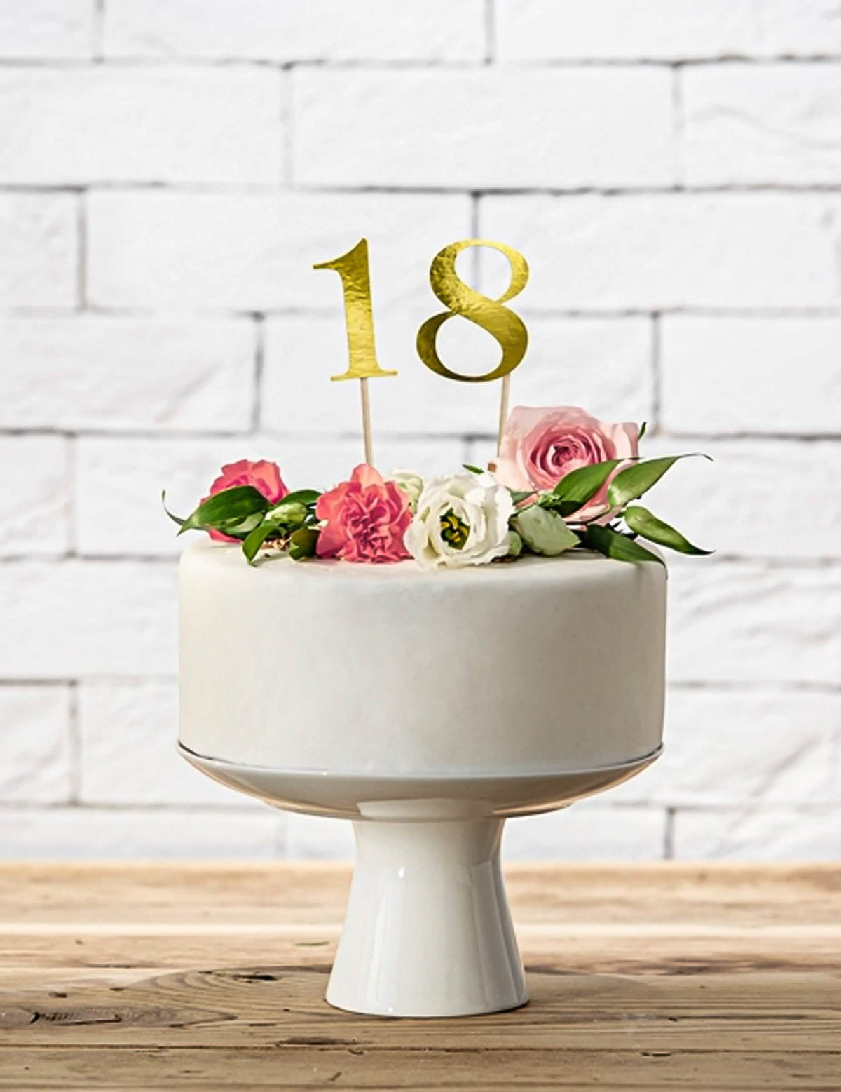 Mise en situation sur un gâteau du marque tables sur piques chiffres 0 à 10 dorés