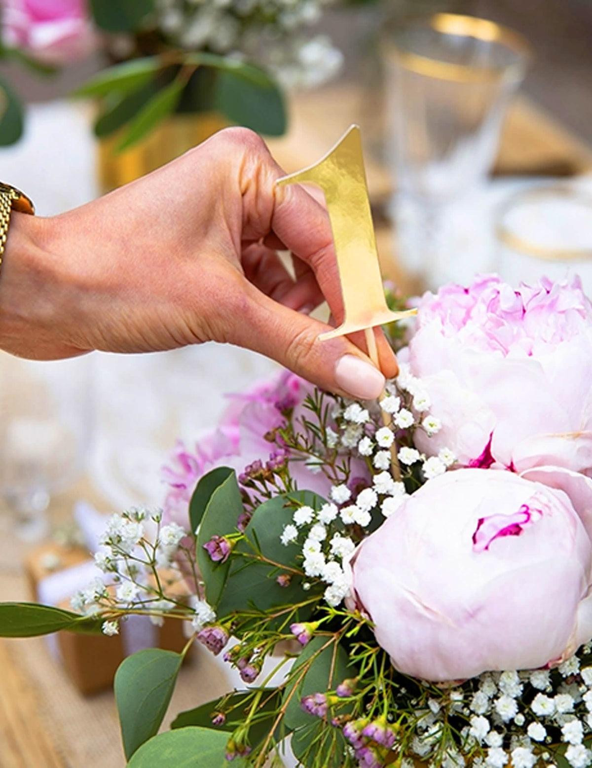 Mise en situation dans un bouquet de fleurs du marque tables sur piques chiffres 0 à 10 dorés