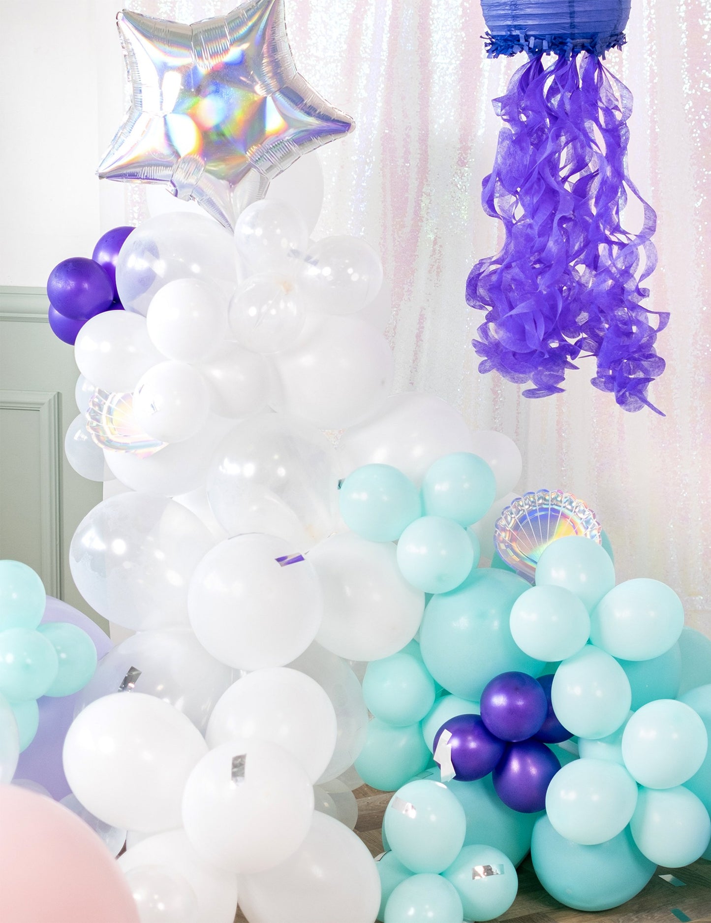 Сцена с прозрачни балони за празник