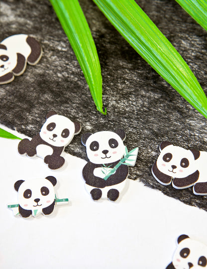 Gros plan sur les différents modèles des confettis en bois panda