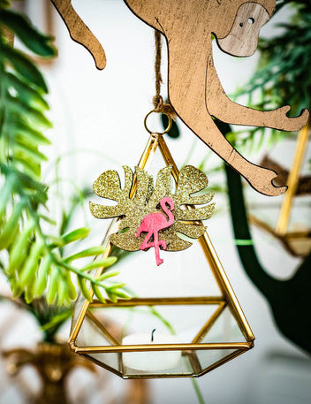 Mise en situation sur un photophore de la décoration de flamants roses pour fête exotique