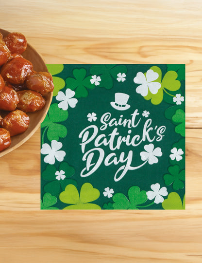 Mise en situation sur table des serviettes Saint Patrick