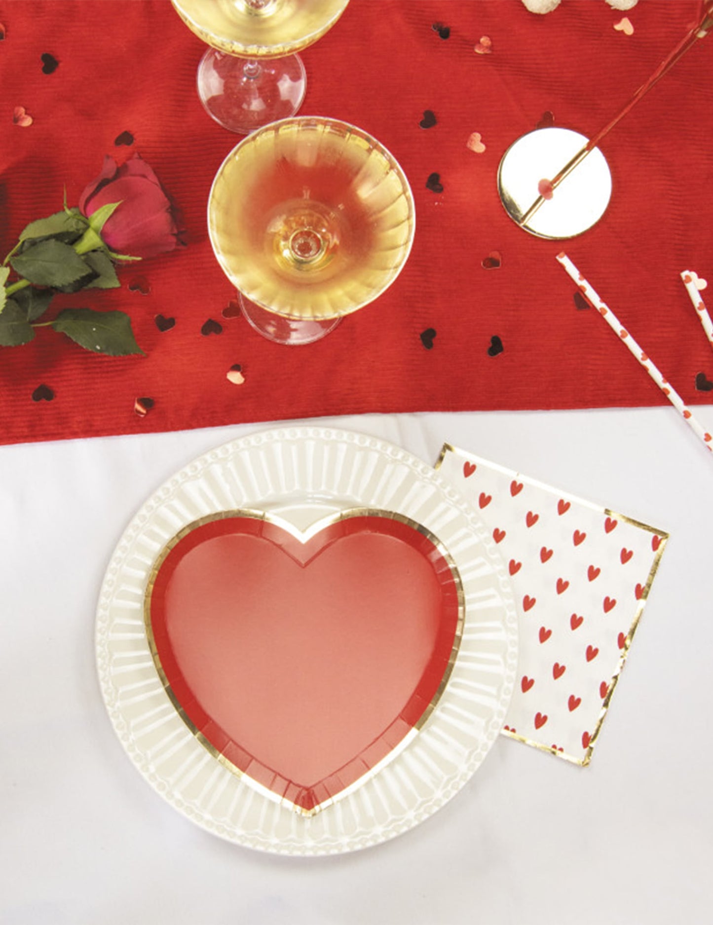 Mise en scène de table des serviettes en papier cœurs rouges