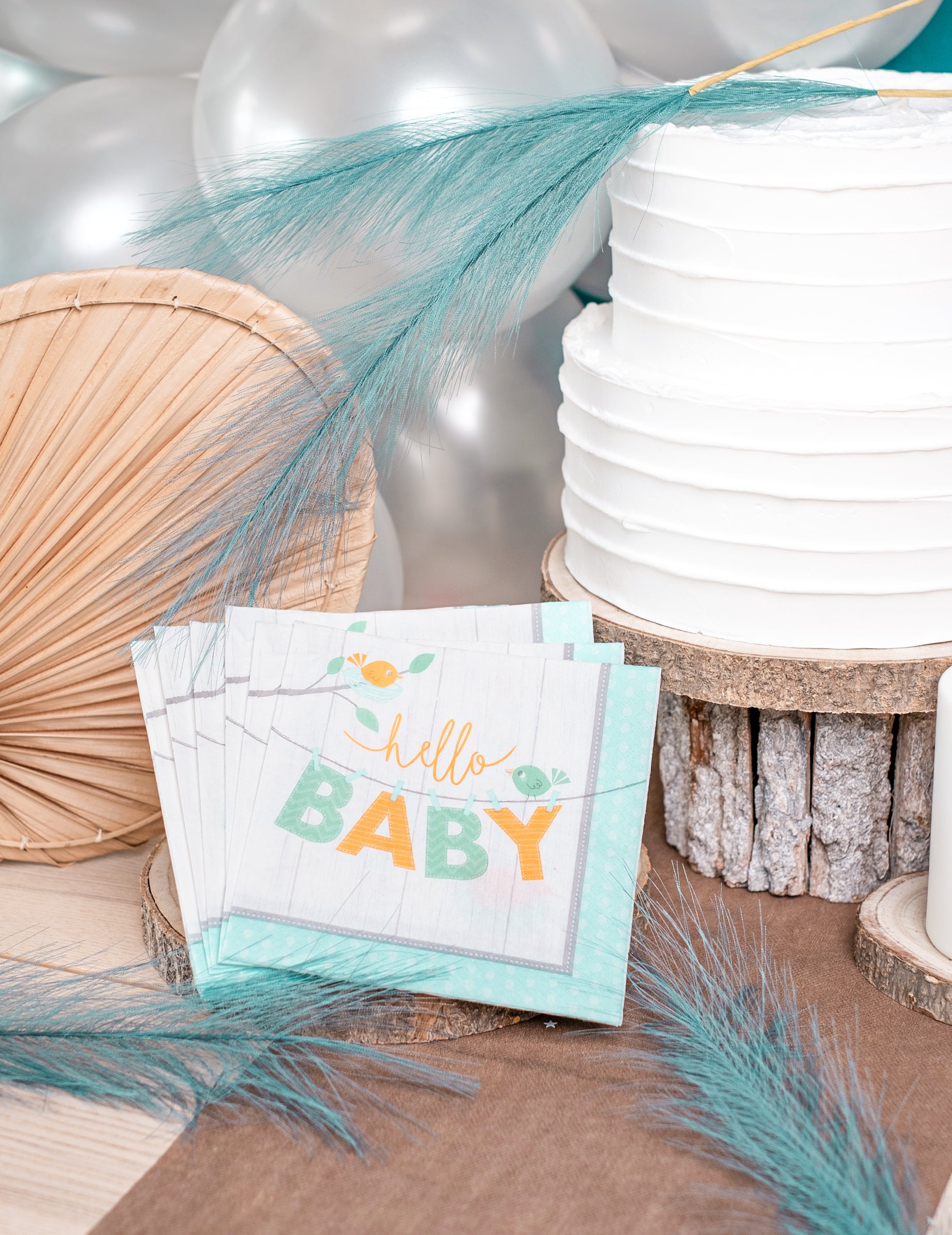 Mise en scène décorative des serviettes en papier hello baby oiseaux
