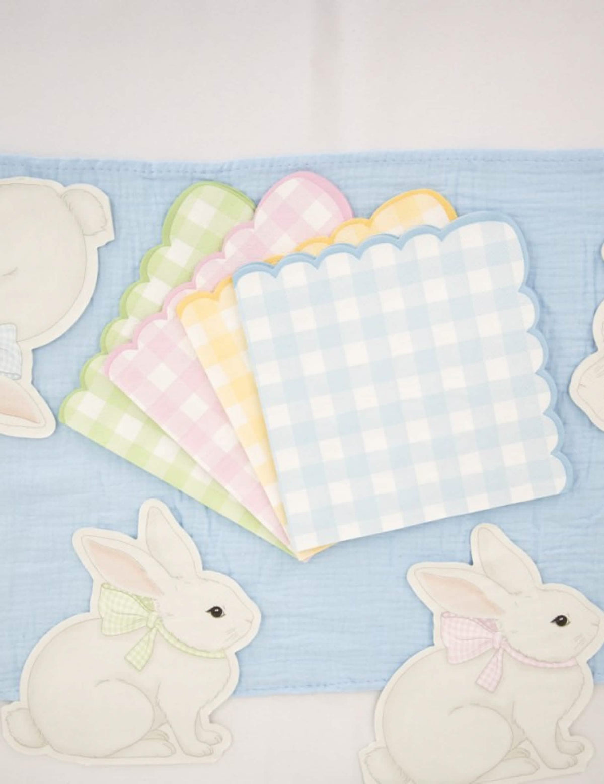Détail des coloris des serviettes festonnées Vichy Pastel