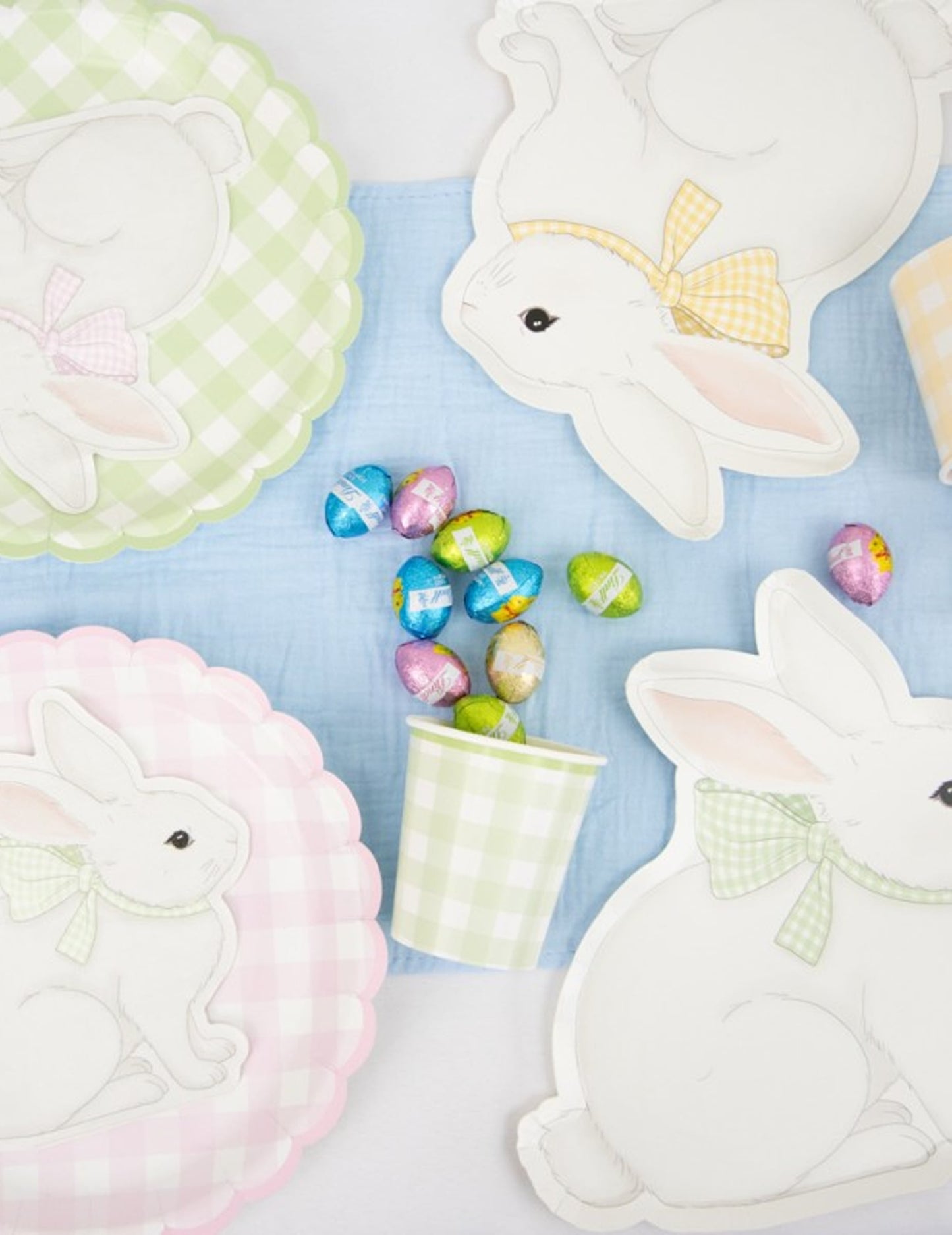 Mise en situation avec vaisselle assortie des serviettes en papier Mon Lapin