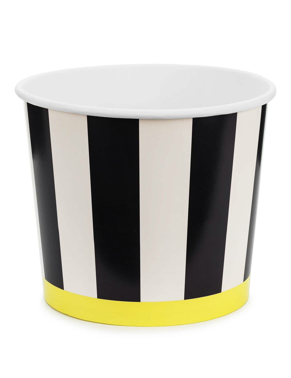 Mise en situation des pots à snacks en carton à rayures noires et blanches avec base jaune