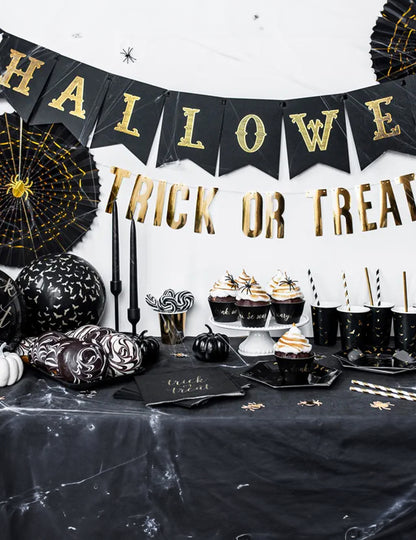 Mise en scène de fête des rosaces décoratives en papier araignée pour halloween