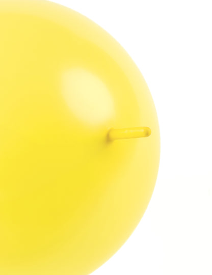 Détail de l'embout des ballons à relier pour fête jaune pastel