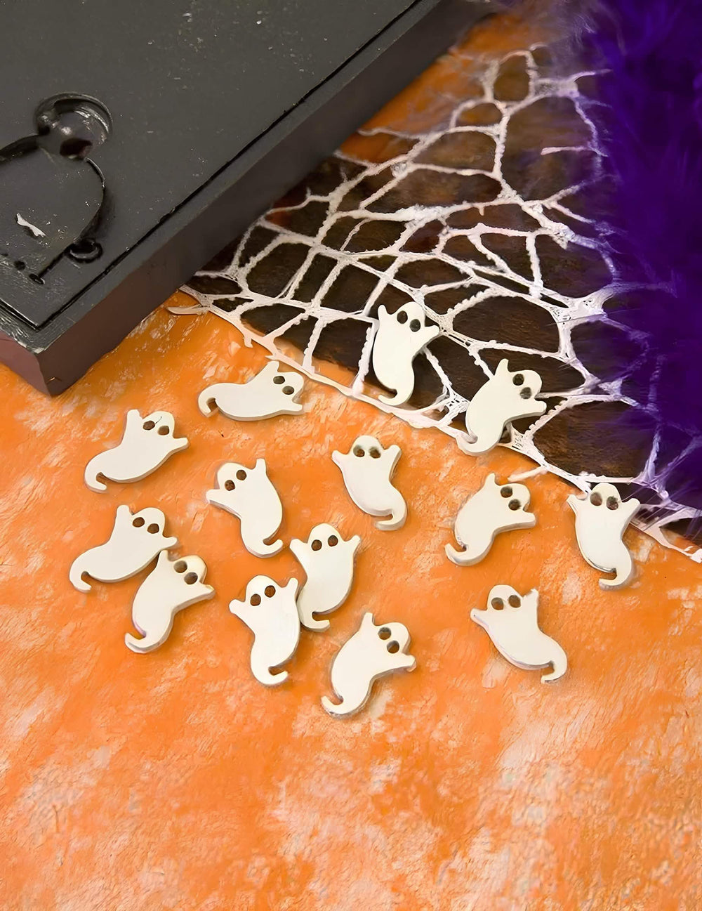 Поставяне на конфети за маса призрак halloween