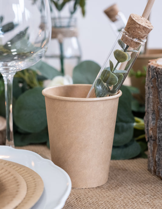Mise en situation sur table des gobelets en carton kraft pour fête