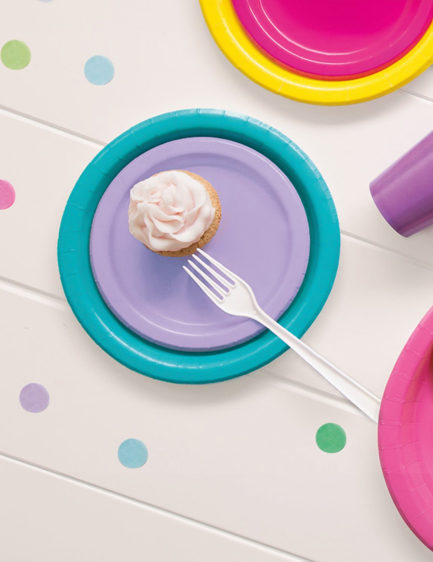 Mise en situation festive des assiettes en carton pour dessert lavande