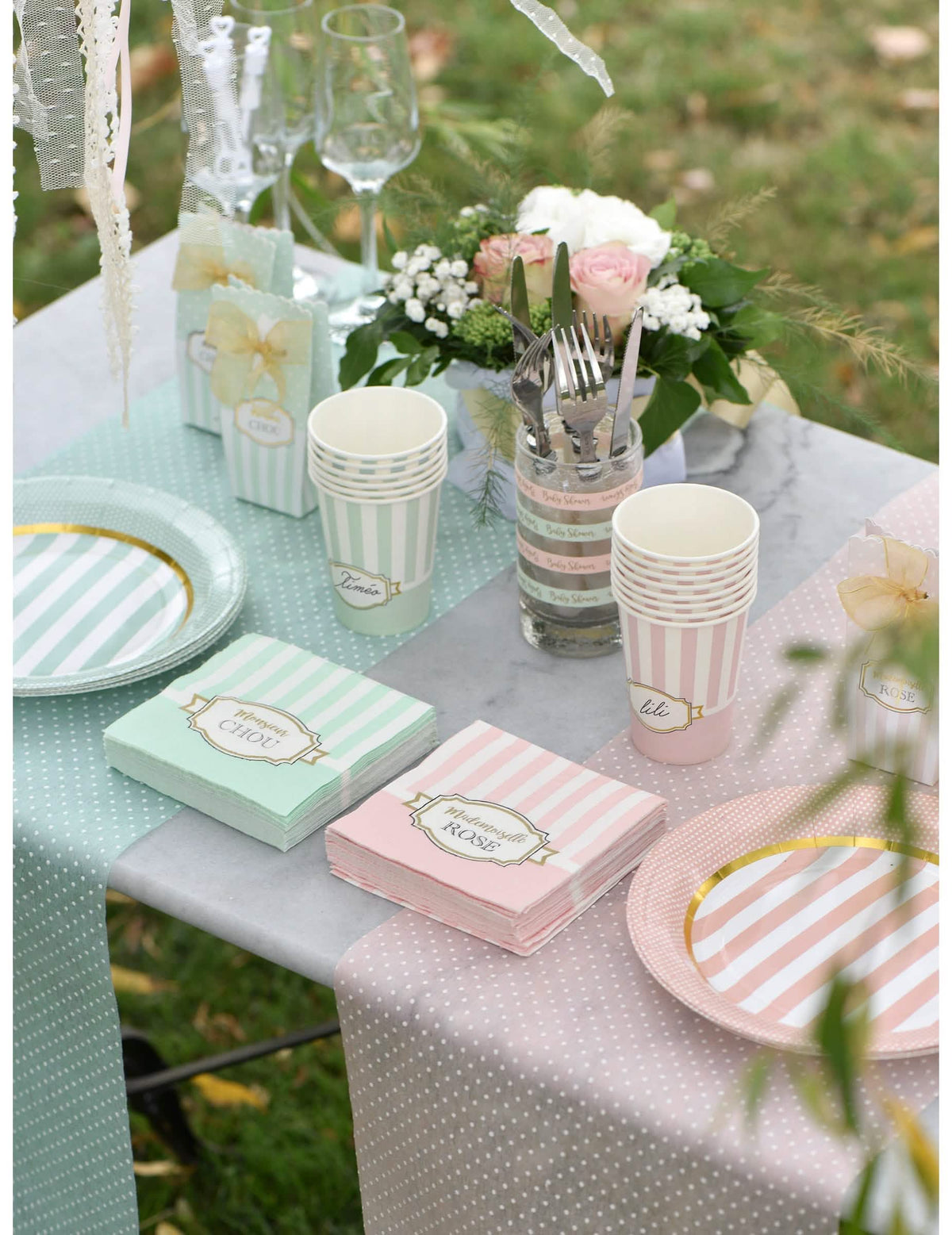 Преглед на празничната маса с хартиени салфетки baby shower monsieur chou