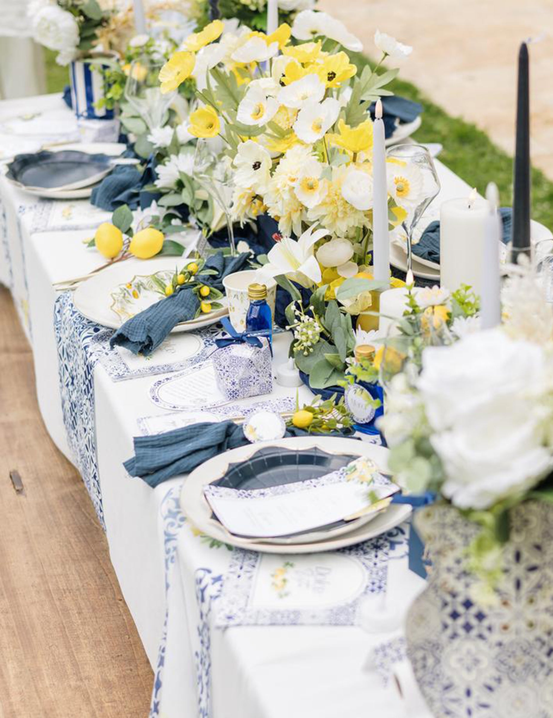 Mise en situation sur une table de fête des petites serviettes en papier Citrons