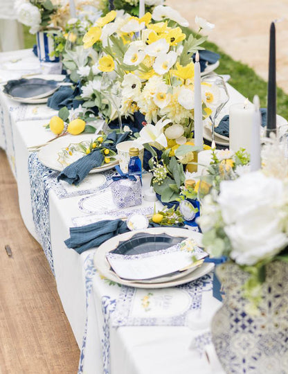 Mise en situation sur une table de fête des petites serviettes en papier Citrons