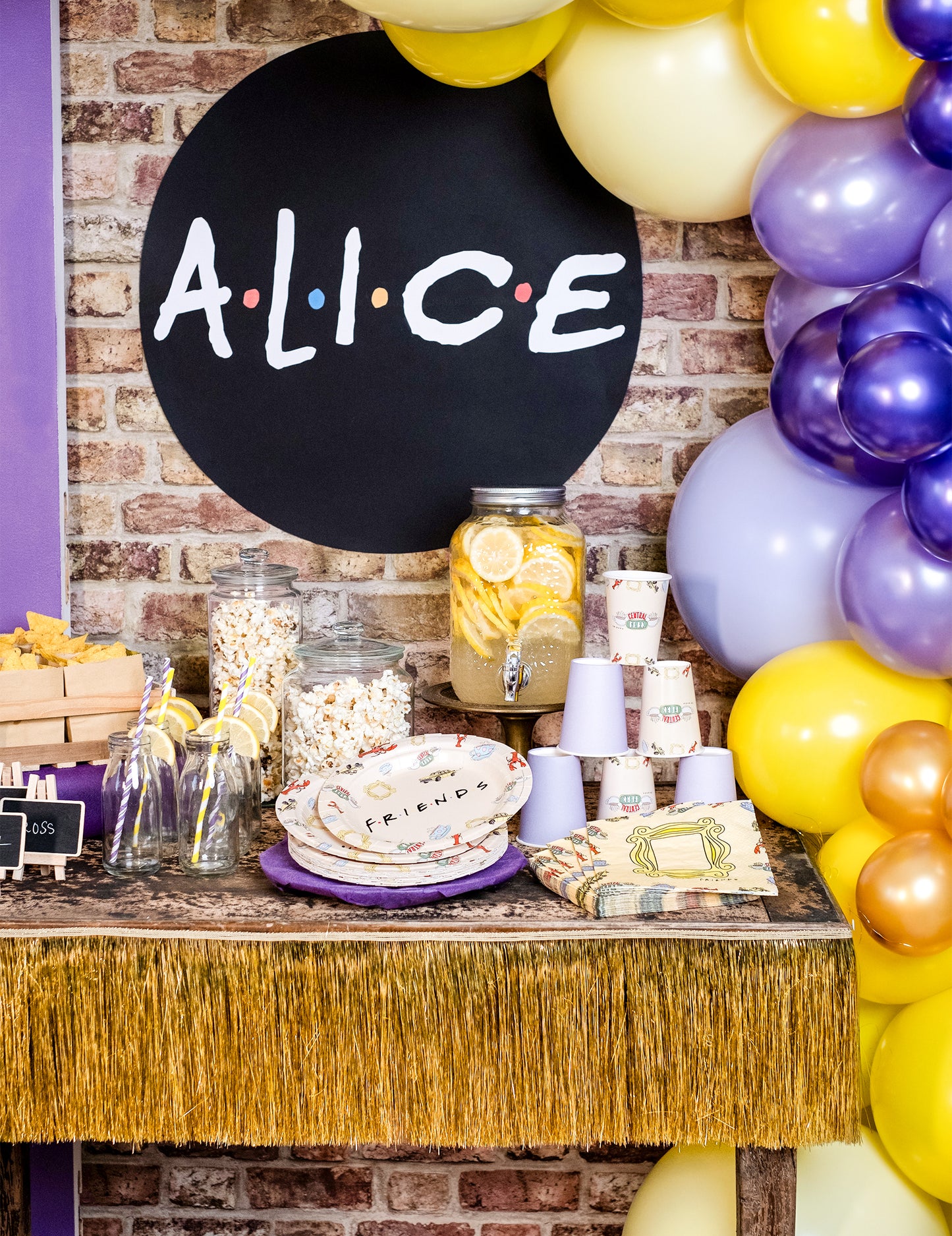 Mise en situation sur une table de fête des serviettes en papier Friends
