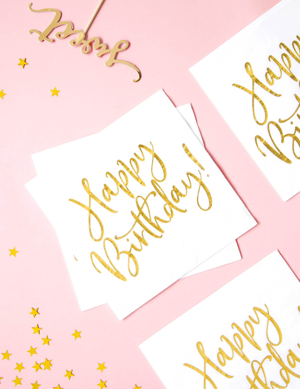 Постановка на сцена на хартиени салфетки Happy Birthday за рожден ден