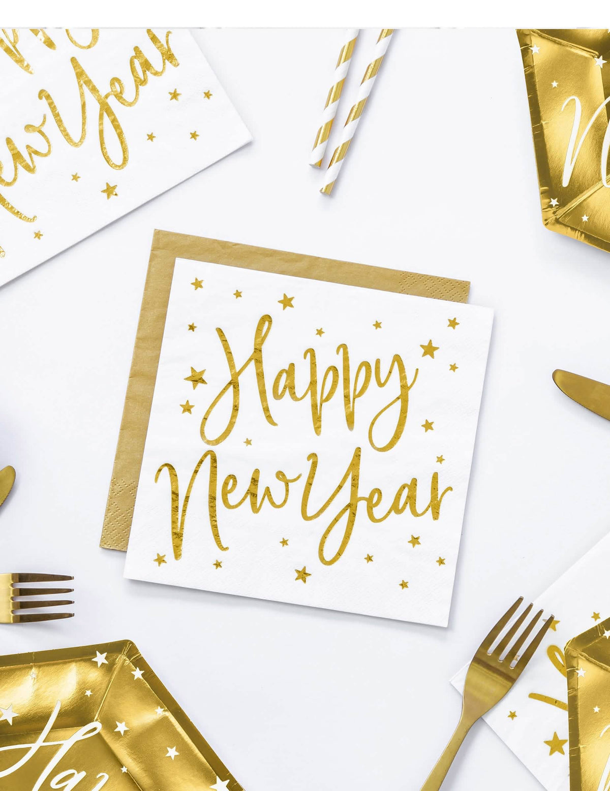 Изглед отгоре на бели и златни хартиени салфетки Happy New Year със звезди