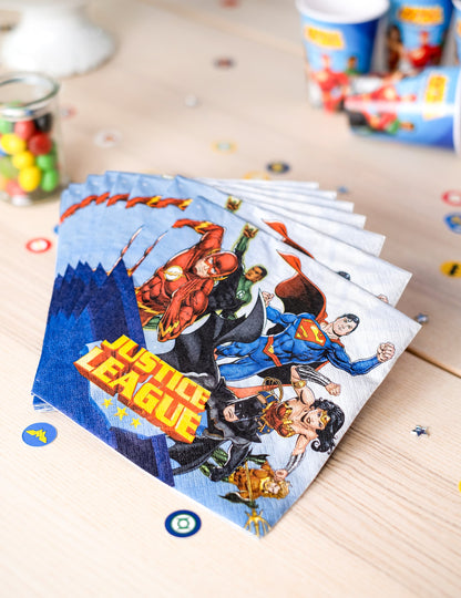 Mise en scène sur une table des serviettes en papier Justice League