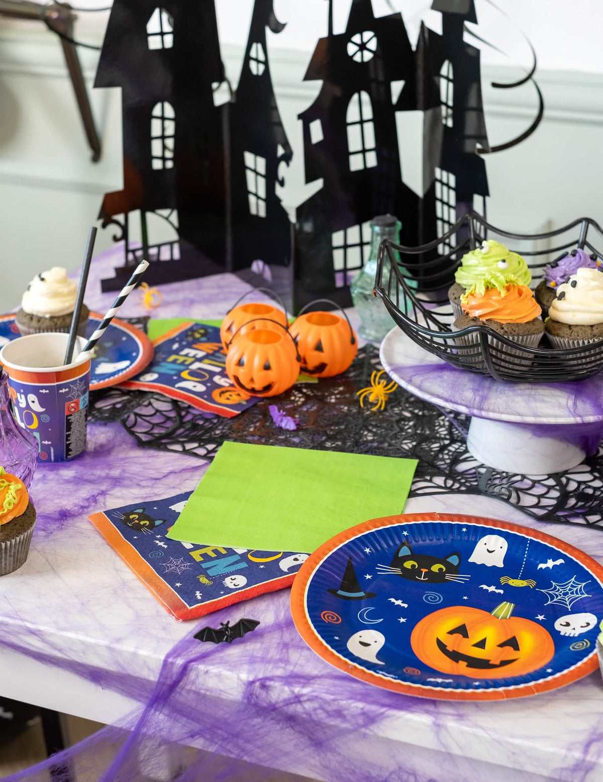 Поставени върху halloween маса хартиени салфетки лимоненозелени