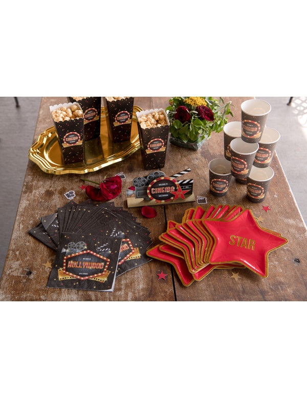 Mise en situation sur une table de fête des serviettes en papier Hollywood