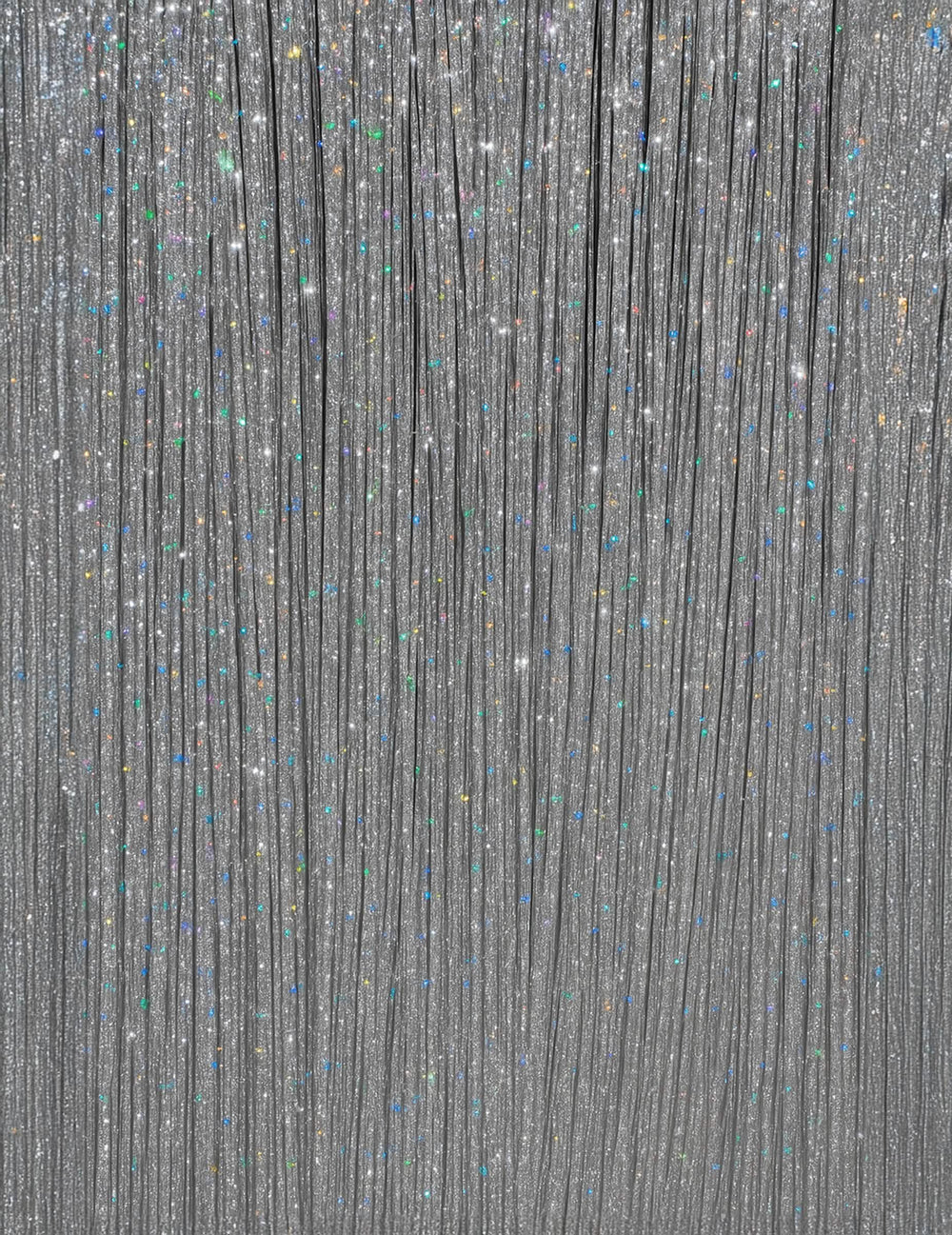 Gros plan sur la texture scintillante des mèches brillantes pour femme argentées
