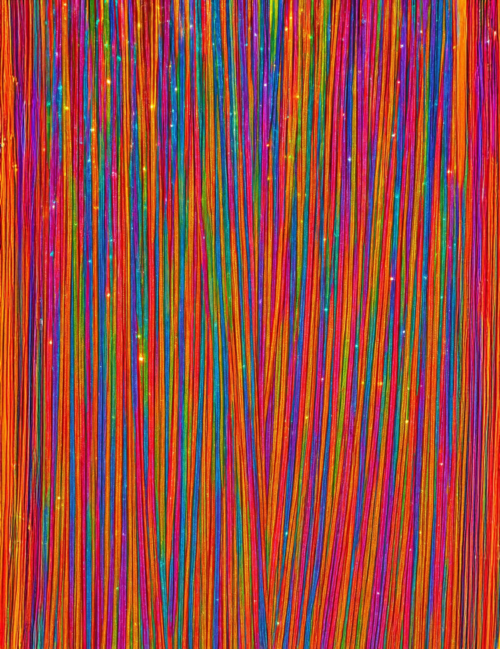 Gros plan sur la texture des 3 mèches brillantes multicolores pour femme à paillettes