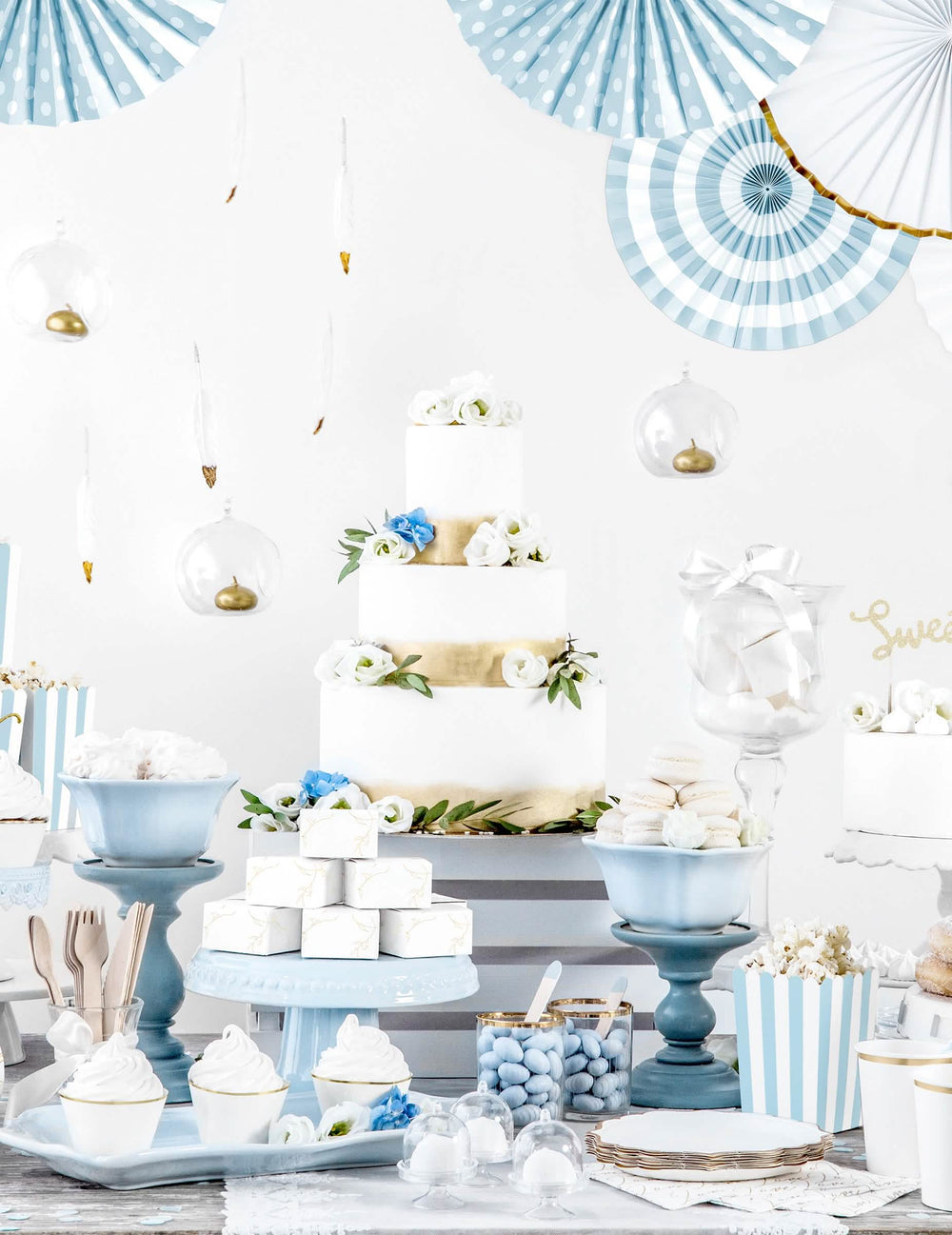 Mise en situation sur une table de fête de la mini cloche en plastique pour dragées transparente
