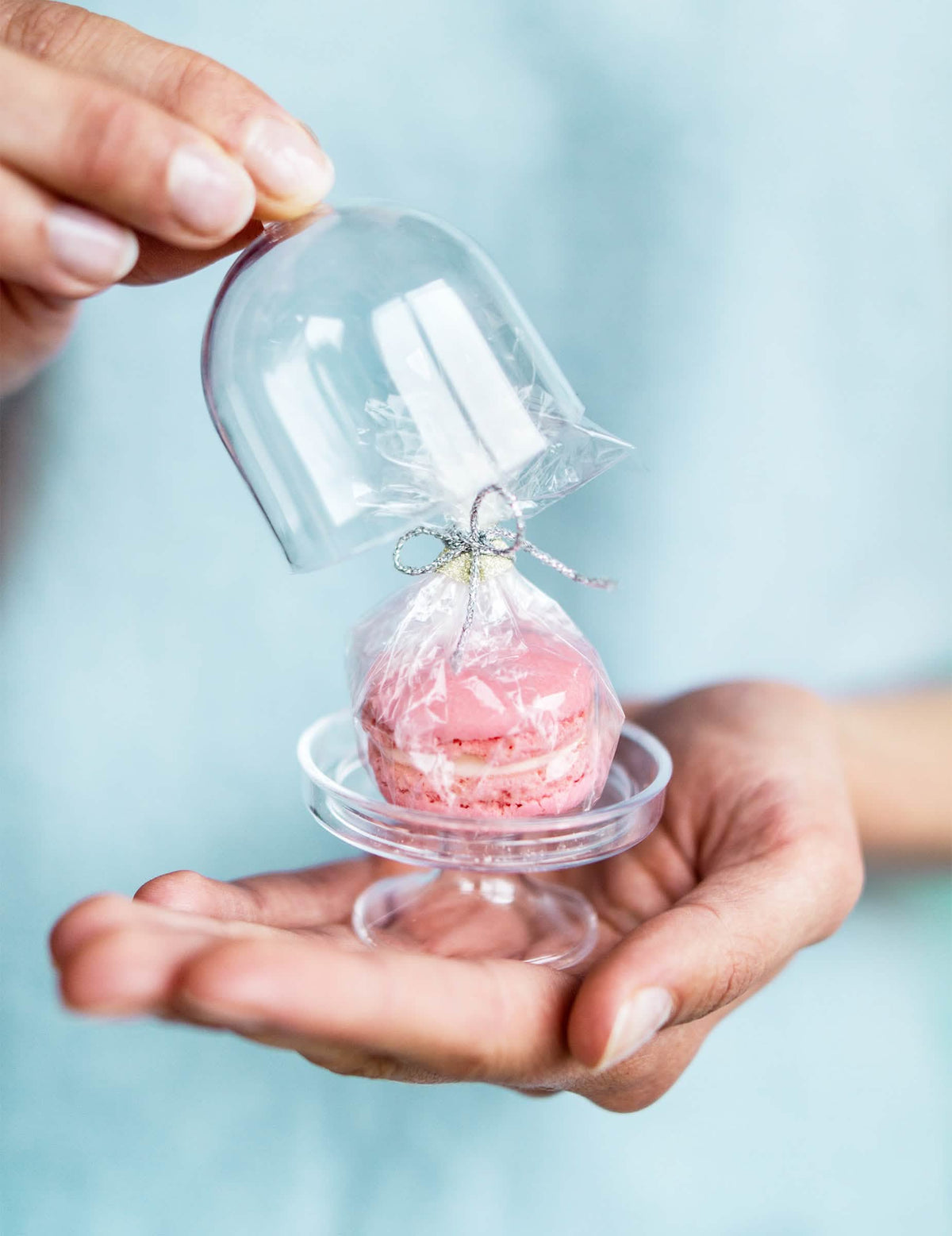 Détail de l'ouverture de la mini cloche en plastique pour dragées transparente