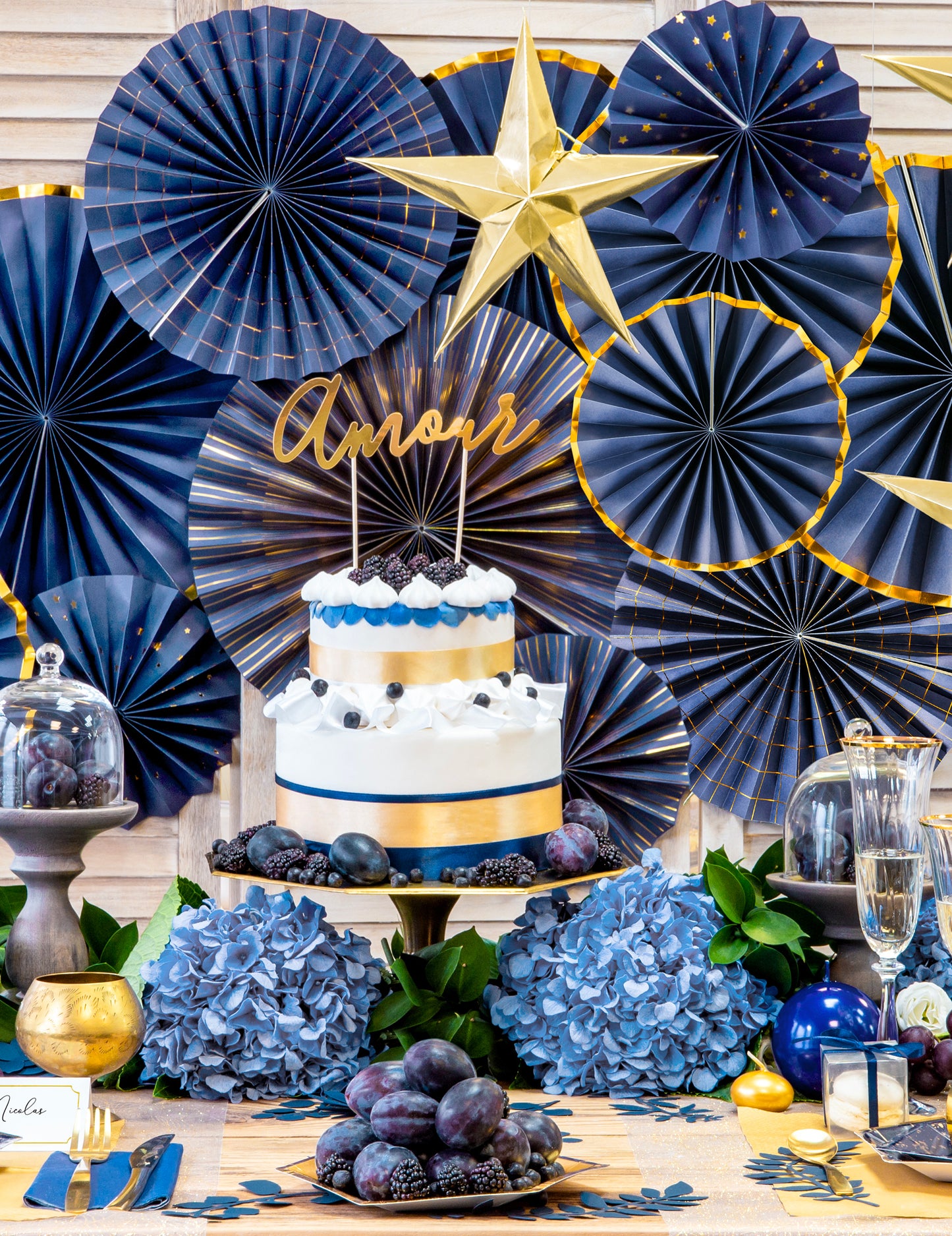 Mise en scène du lot de 3 rosaces en carton à suspendre bleu nuit et or