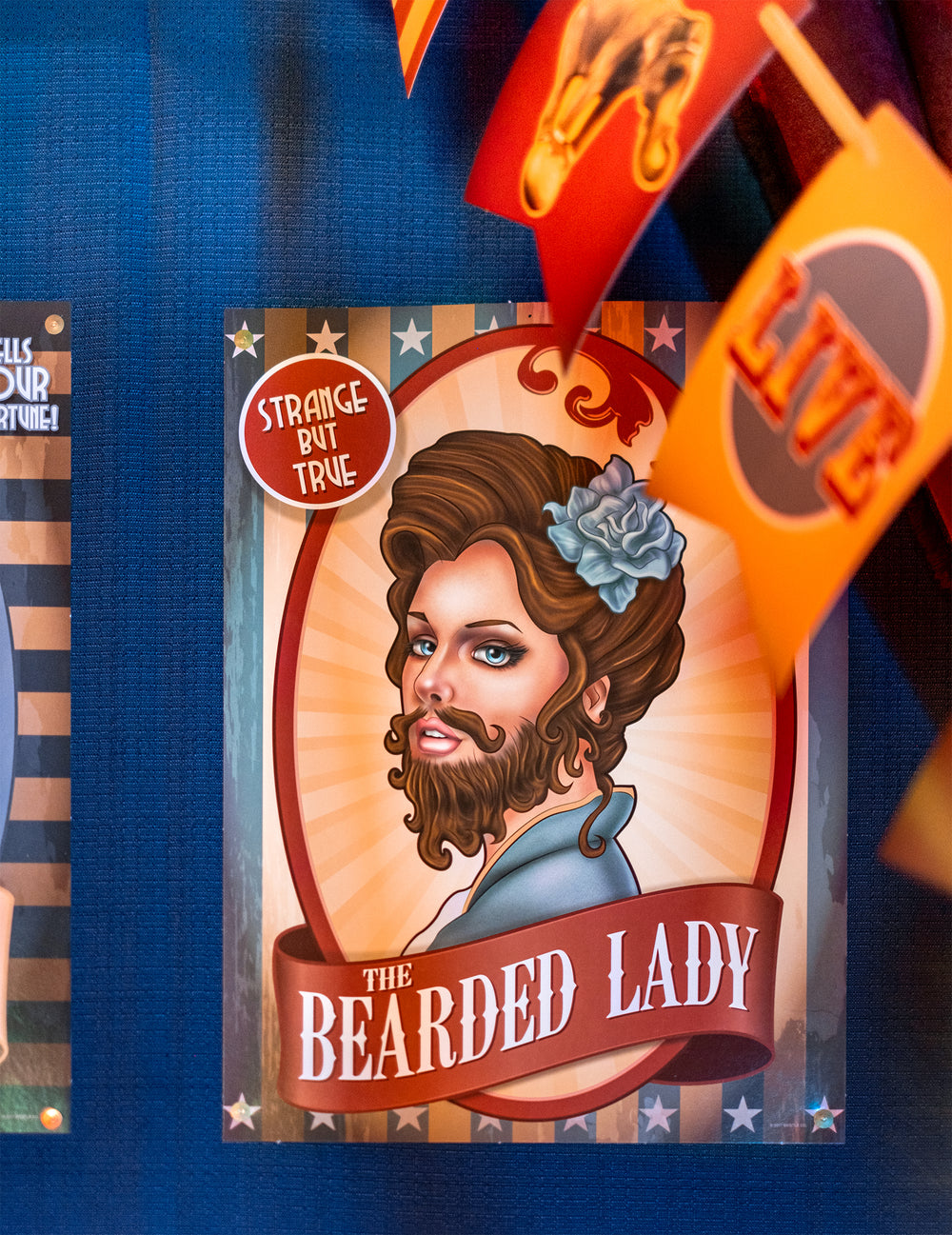 Gros plan sur l'affiche de la femme à barbe des Affiches de Cirque Vintage