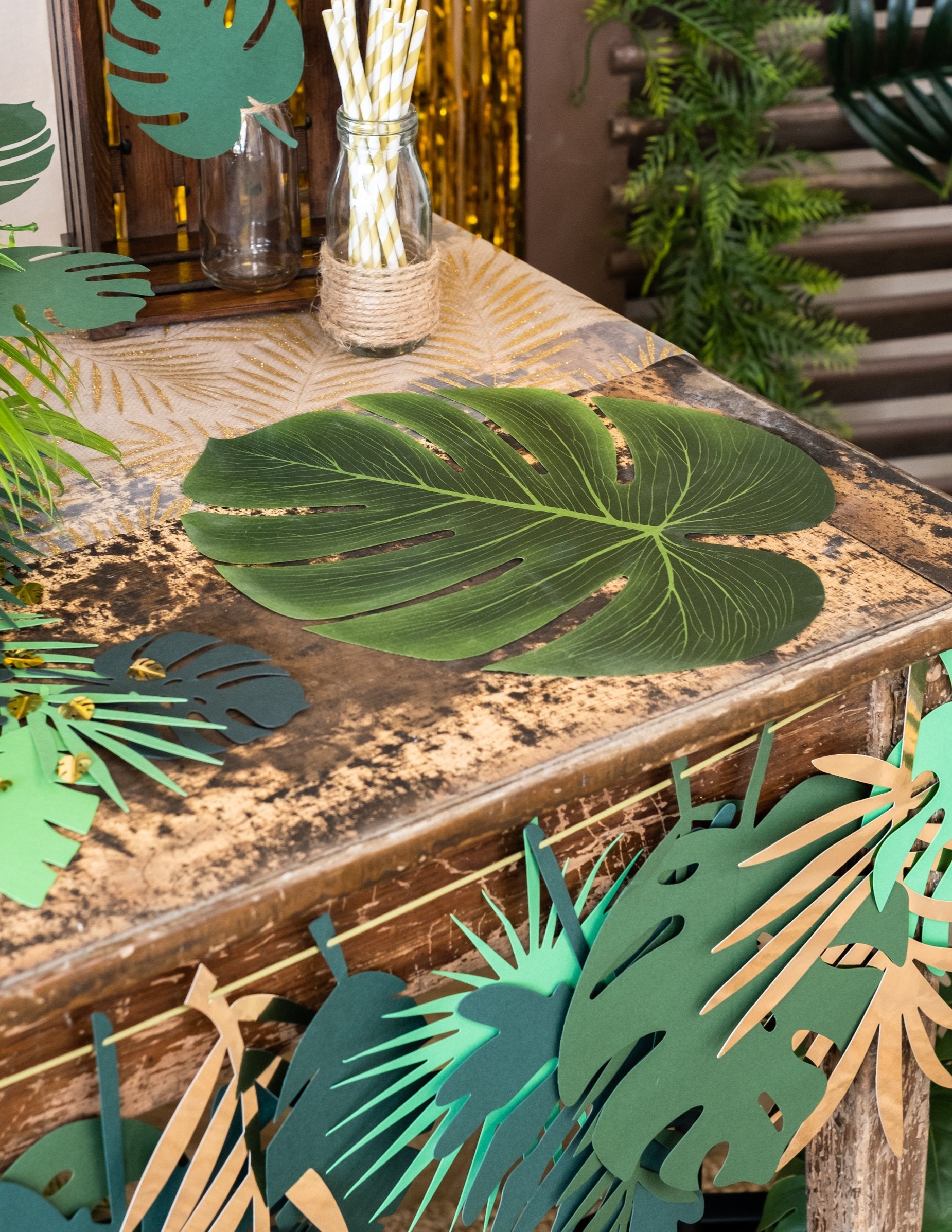 Крупен план на лист от комплекта от 4 листа Монстера за декорация на парти