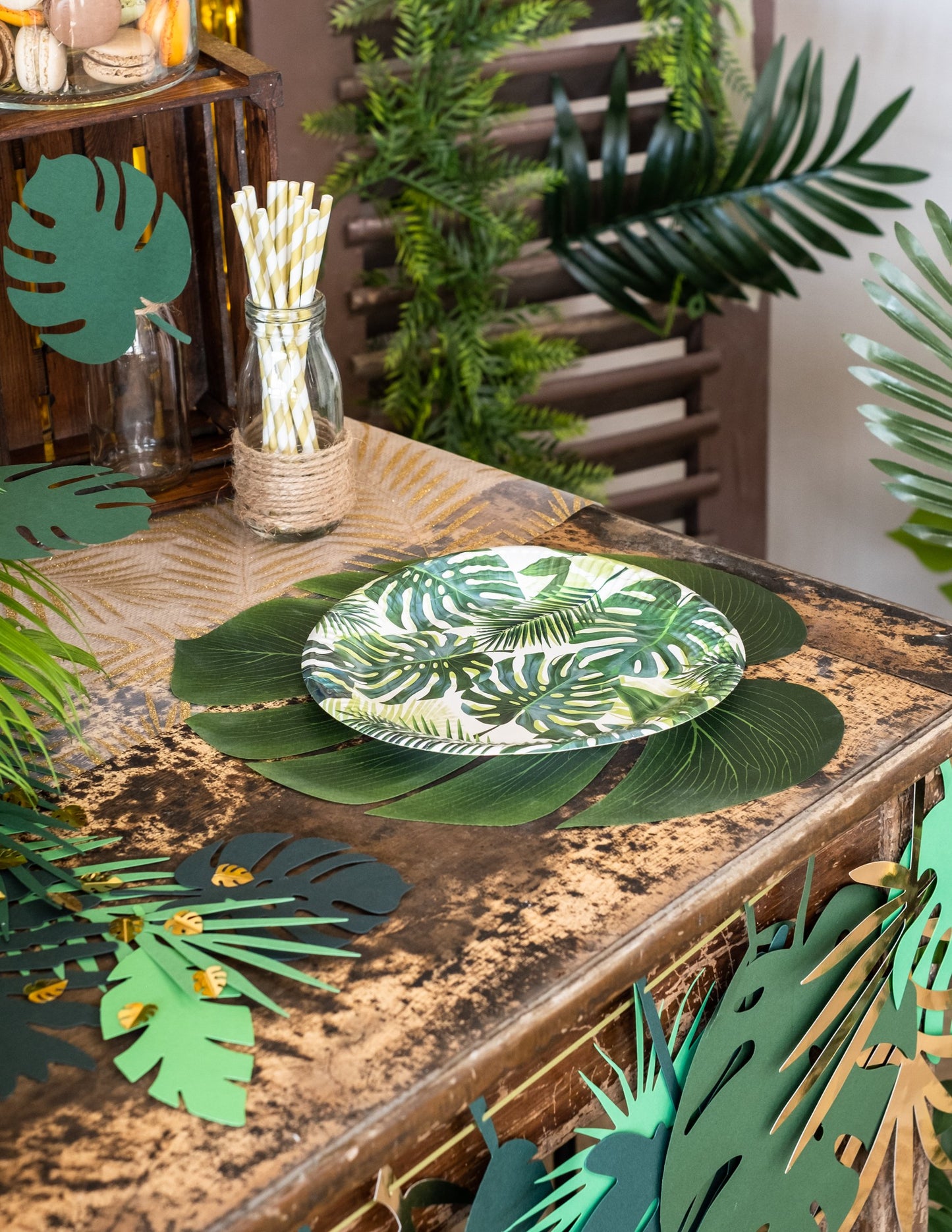 Общ изглед на декорацията на маса с комплекта от 4 листа Монстера за декорация на парти