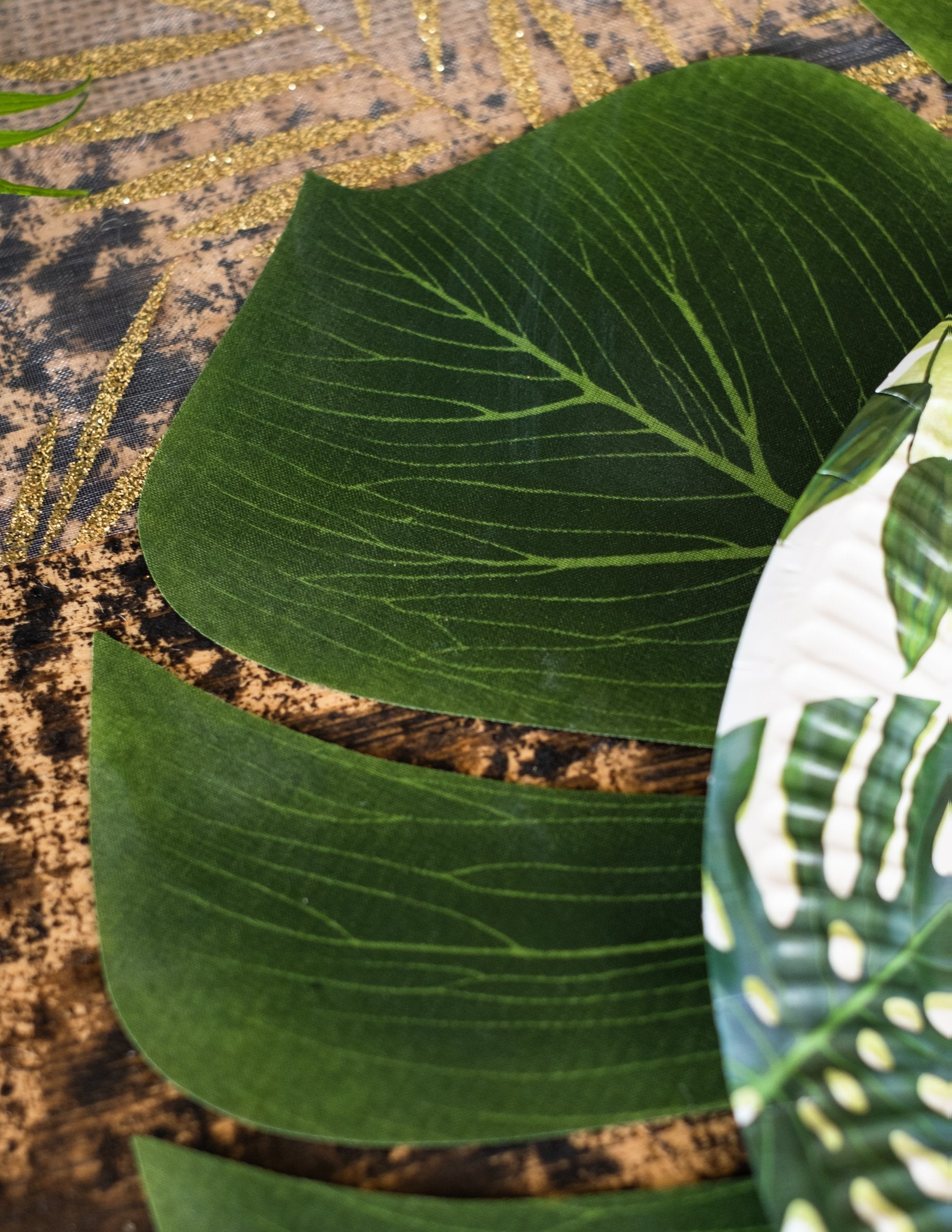 Детайл от текстурата на листа на комплекта от 4 листа Монстера за декорация на парти