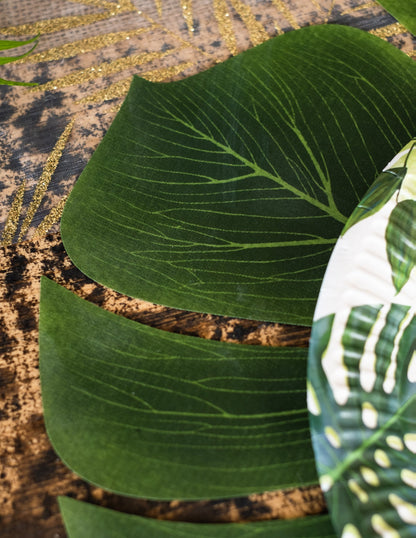 Детайл от текстурата на листа на комплекта от 4 листа Монстера за декорация на парти