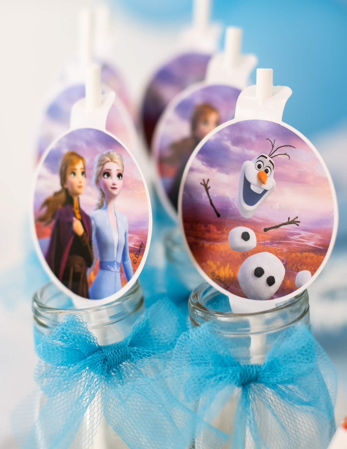 Gros plan sur l'illustration d'Olaf des pailles médaillons en carton La Reine des Neiges 2