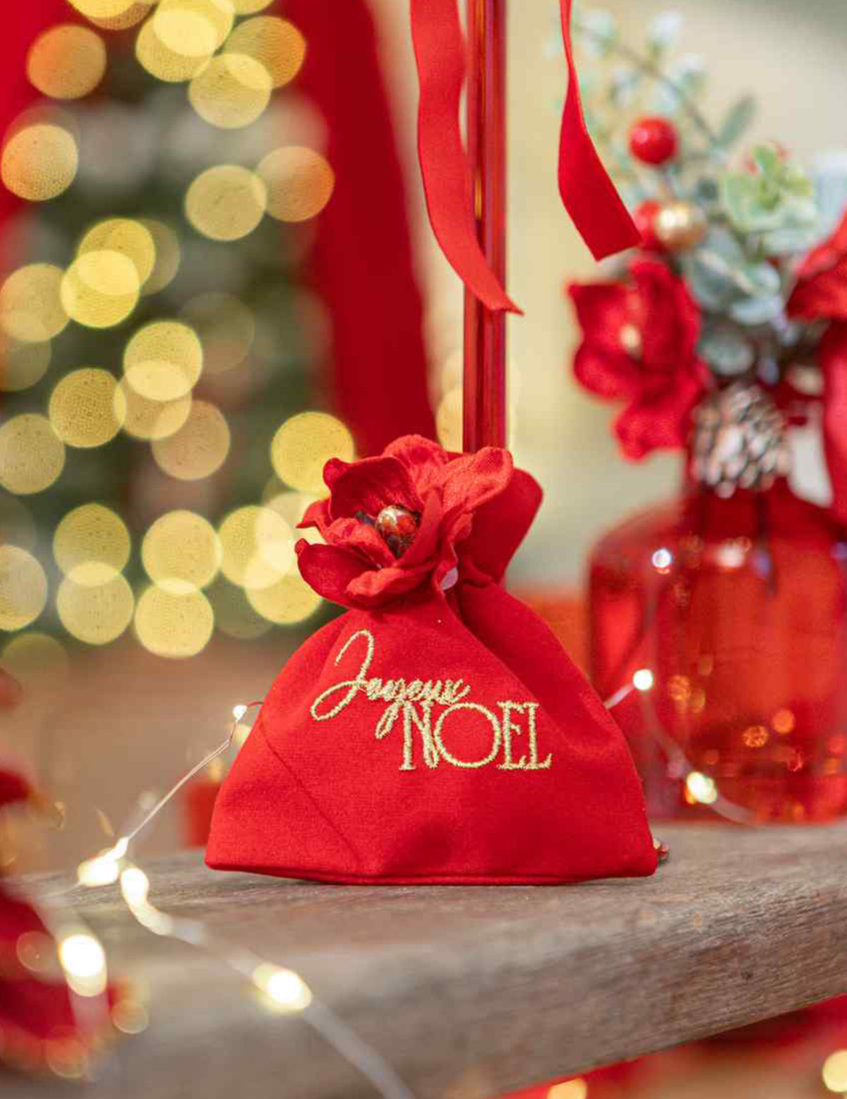4 pochons Joyeux Noël velours rouge et or 9,5 x 11,5 cm