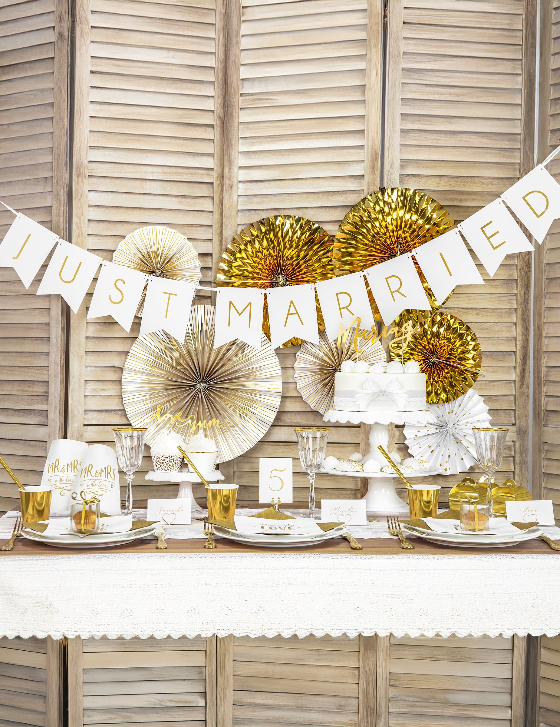 Mise en situation du lot de 4 rosaces décoratives en papier pour fête blanches et dorées